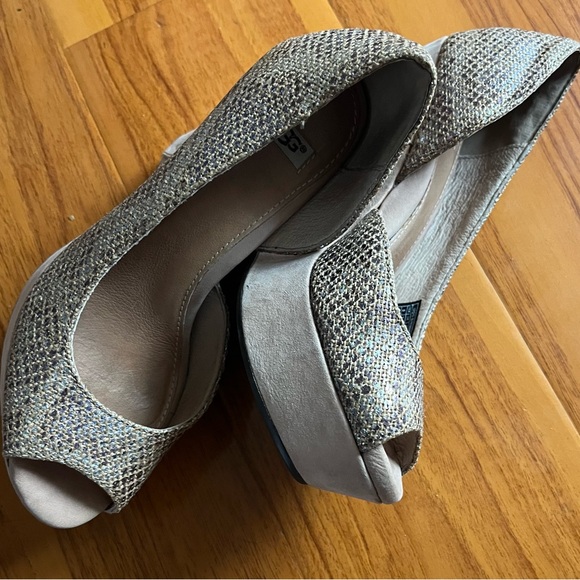 UGG Gold and Tan Wedge Heels with Peep-Toe Design - Picture 3 of 7